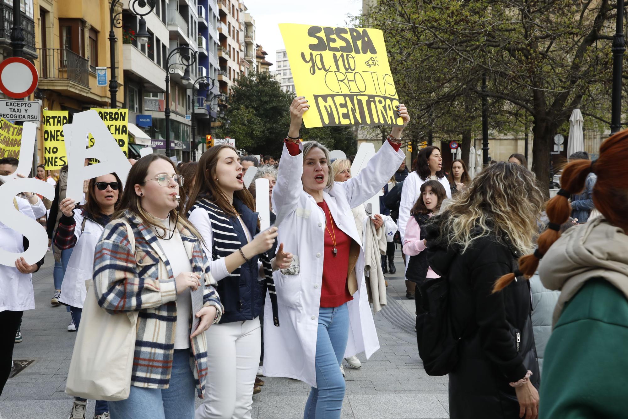 En imágenes: Los sanitarios se manifiestan en Gijón al grito de "no queremos más dinero, queremos mejores condiciones laborales"