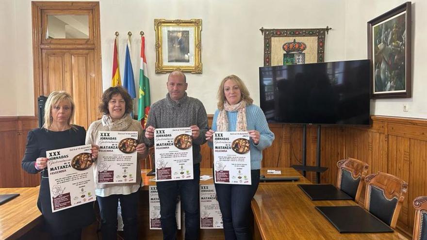 Por la izquierda, Elena Zapico, Nieves Suárez, Juan Carlos Iglesias y Conchi Muñiz, ayer, al presentar las jornadas gastronómicas. | LNE