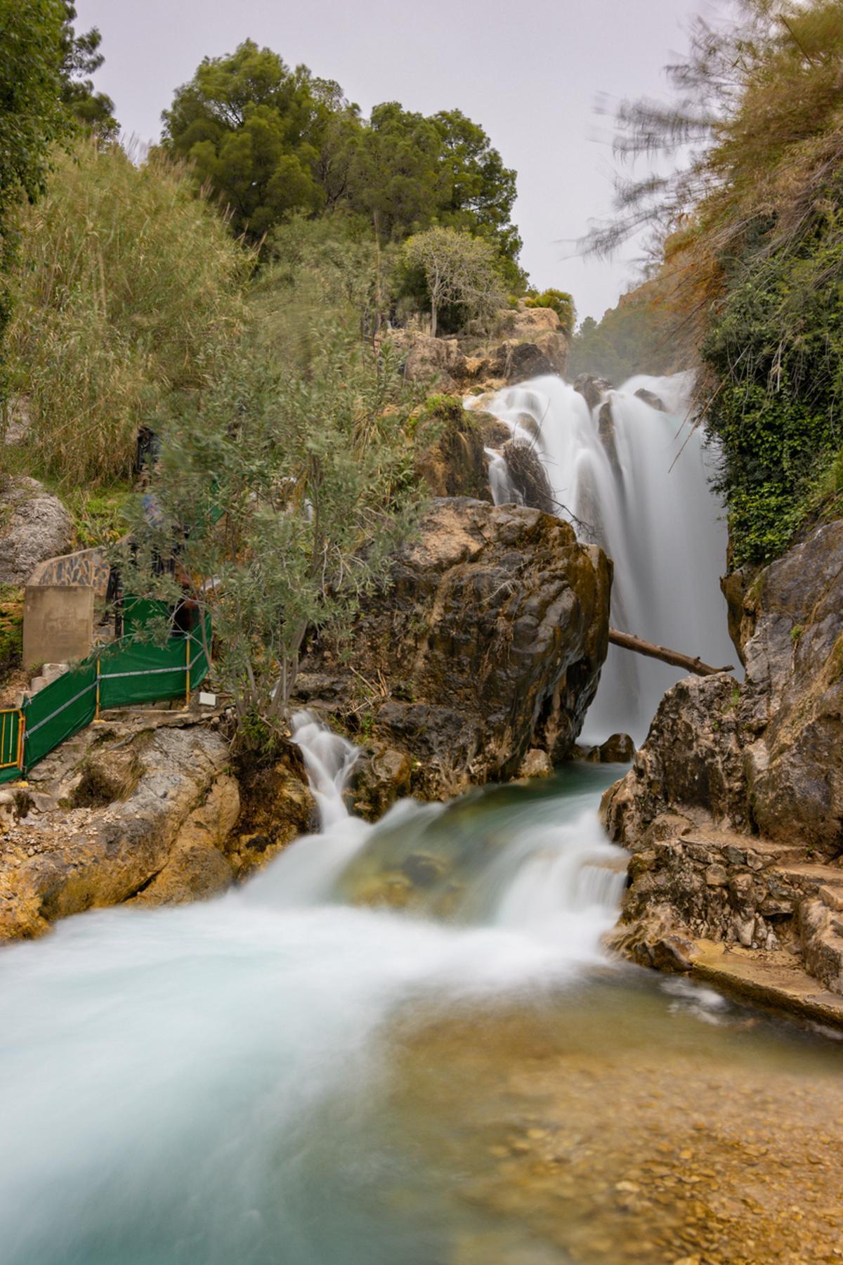 Hermosa vista del río y cascadas en las fuentes de "Algar" en Alicante (España)