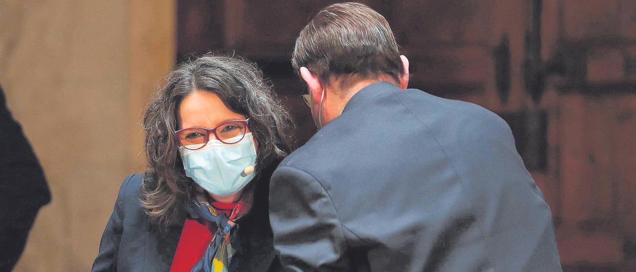 Oltra y Puig se saludan en el Palau de la Generalitat en la presentación del Plan Convivint en abril pasado.