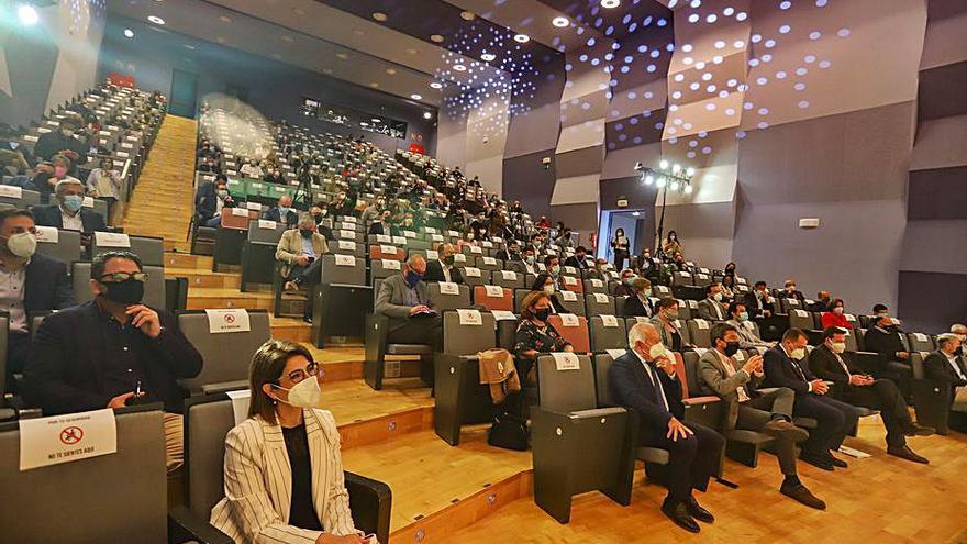 El tejido social, económico y asociativo «llenó» el auditorio.  | TONY SEVILLA