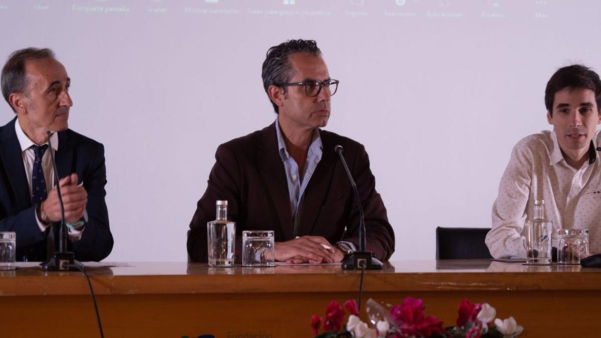 José Luis López Calderón, José Luis González Prada y Sergio López presentando el acto. | Jose Luis Fernández