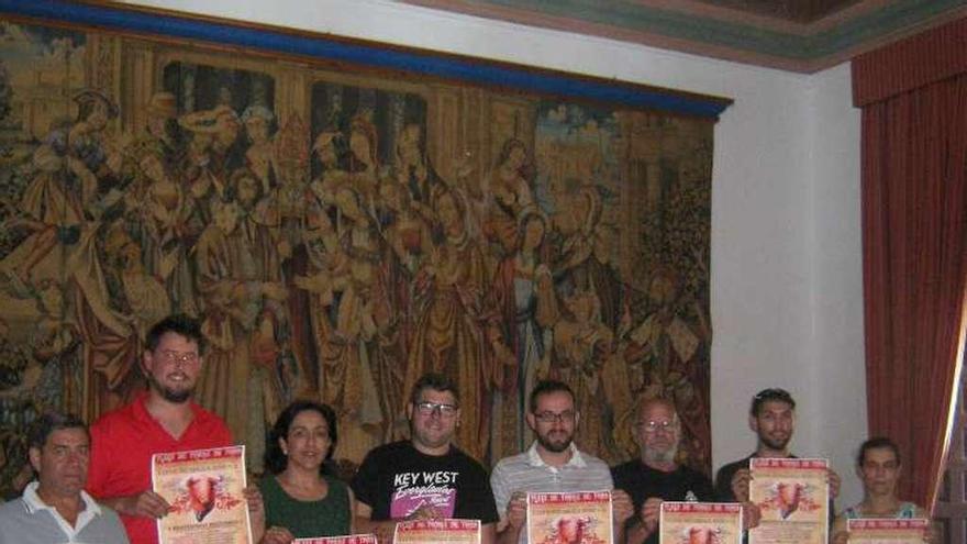 Autoridades y miembros de la agrupación presentan el cartel.