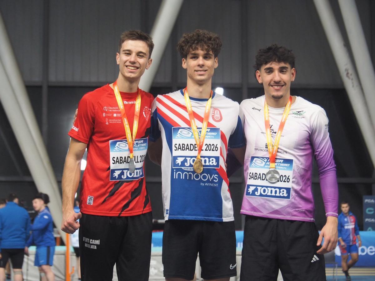 Martí Serra, al centre del podi de salt de perxa, a Sabadell