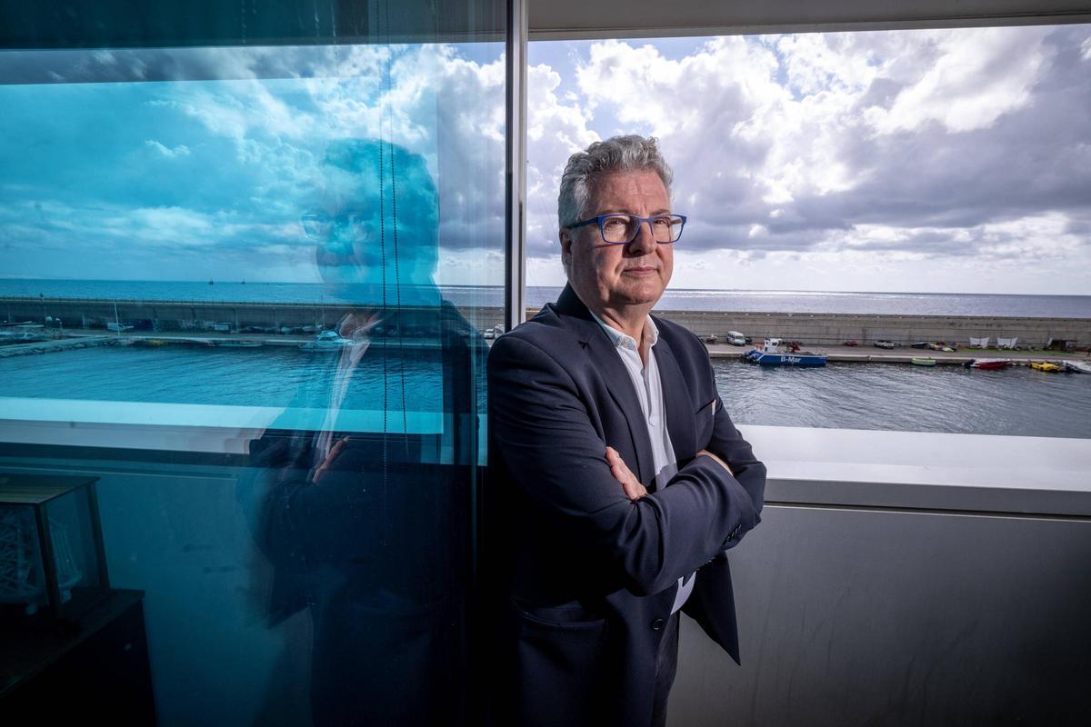 Desde las ventanas de su despacho, el gerente del Port de Badalona, Imanol Sanz, ve cada día entrenar a dos equipos de regatistas de la Copa América