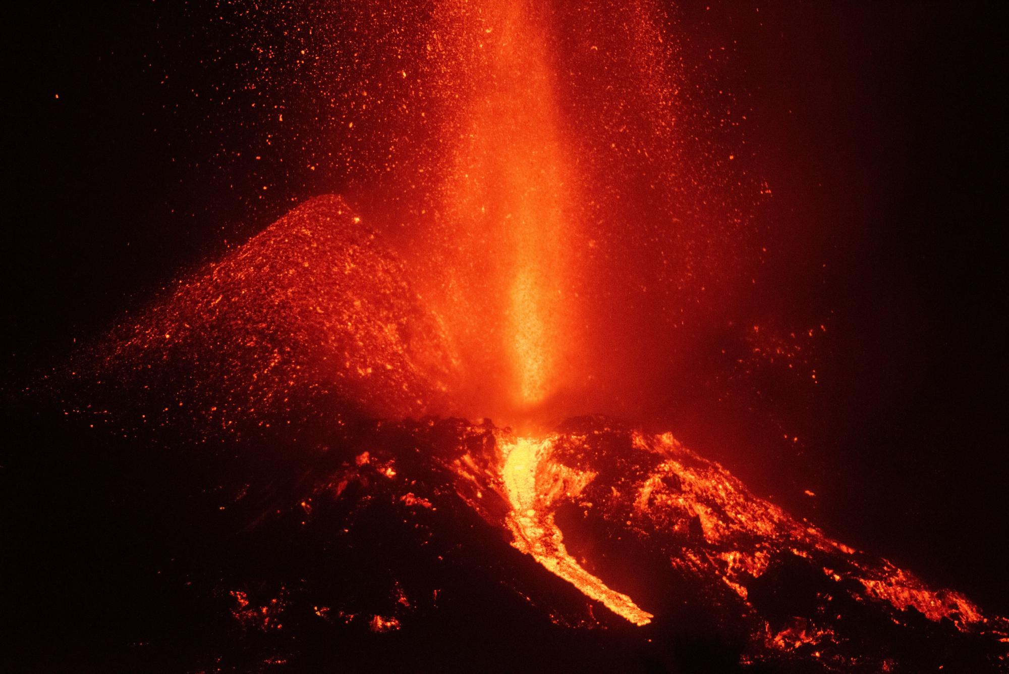Sigue la erupción en La Palma, tras el derrumbe parcial del cono principal