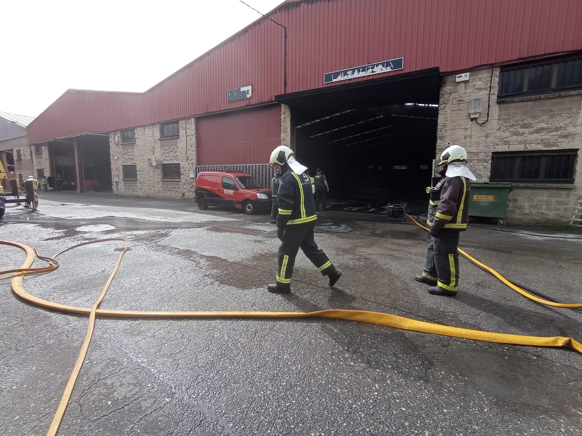 Así fue el incendio en una nave de una empresa de construcción en Meres (Siero)