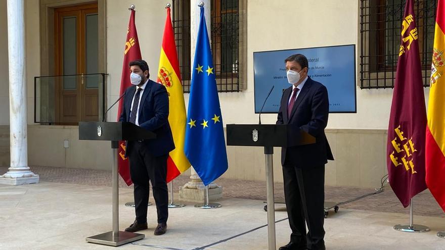 El presidente regional, Fernando López Miras, junto al ministro de Agricultura, Luis Planas