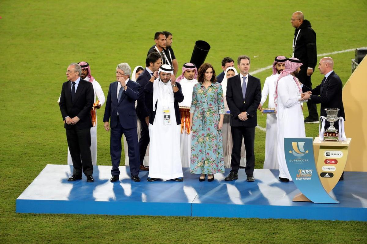 GRAF933. YEDA (ARABIA SAUDÍ), 12/01/2020.- El presidente del Real Madrid, Florentino Pérez (izda) y el del Atlético de Madrid, Enrique Cerezo (2i), esperan a los jugadores junto a las demás autoridades tras la final de la Supercopa de España que han disputado este domingo el Atlético de Madrid y el Real Madrid en el estadio King Abdullah Sports Center de Yeda, en Arabia Saudí. El Real Madrid venció 4-1 en la tanda de penaltis. EFE/Juanjo Martín