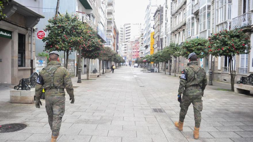 Dos soldados de la Brilat recorren la calle de Castelao, en Vilagarcía.