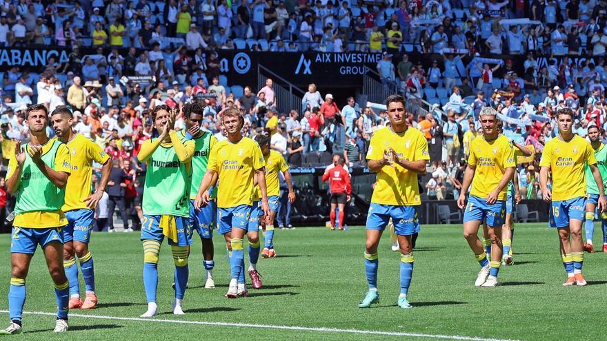 Los jugadores amarillos, con Suárez en el margen izquierdo (2º) y Herzog, a la derecha (2º), agradecen el respaldo de los aficionados.