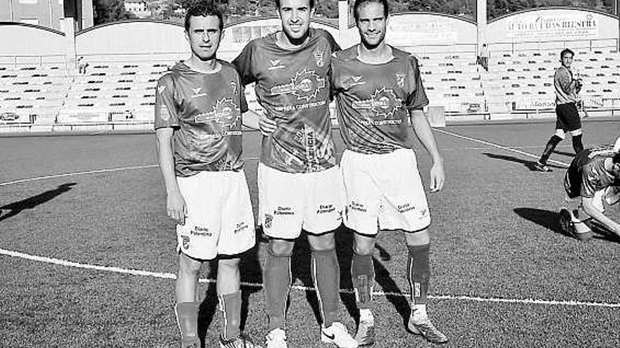 Alejandro Suárez, Saavedra y Jairo, en el partido que jugaron en Mieres frente al Caudal el pasado mes de agosto.