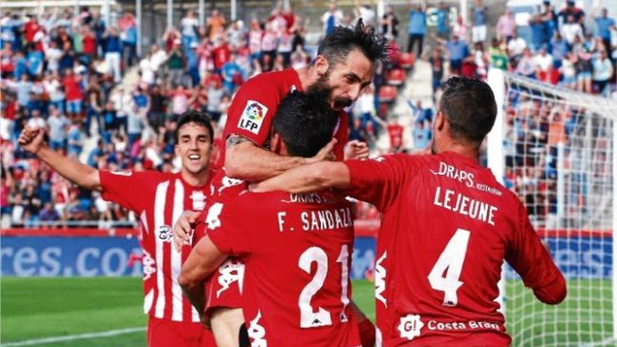 Cifuentes s&#039;abraça a Sandaza i Lejeune, amb Mata de fons, després del gol contra el Llagostera a Montilivi.