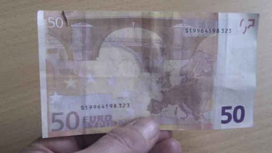 Les decomisaron 35 billetes de 50 euros falsos.