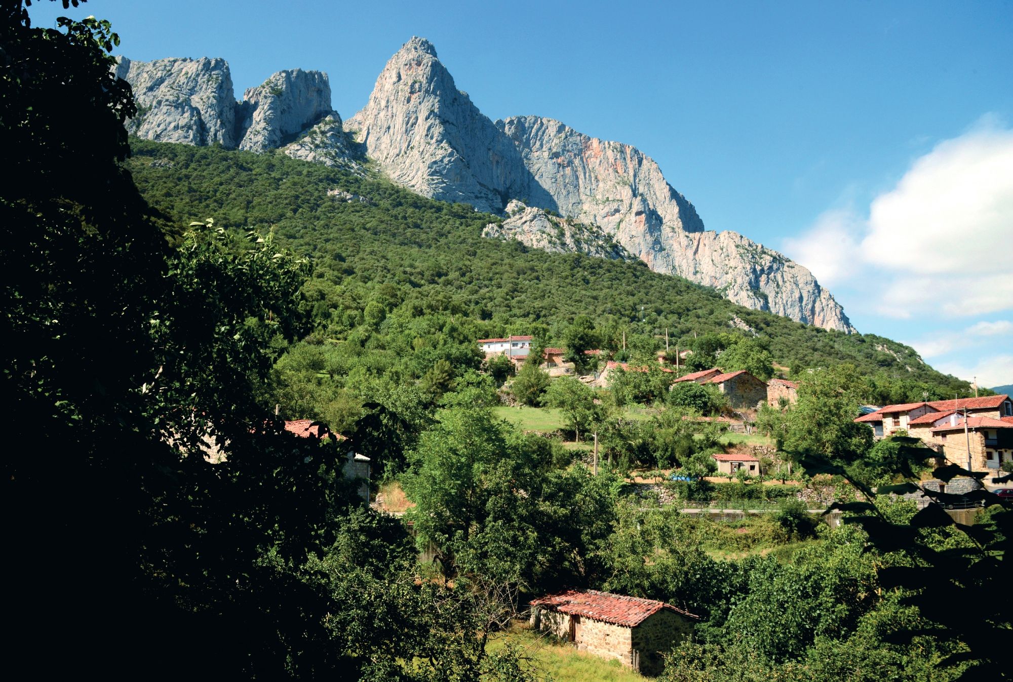 Allende y el pico del Cueto Agero. Desfiladero del Deba.