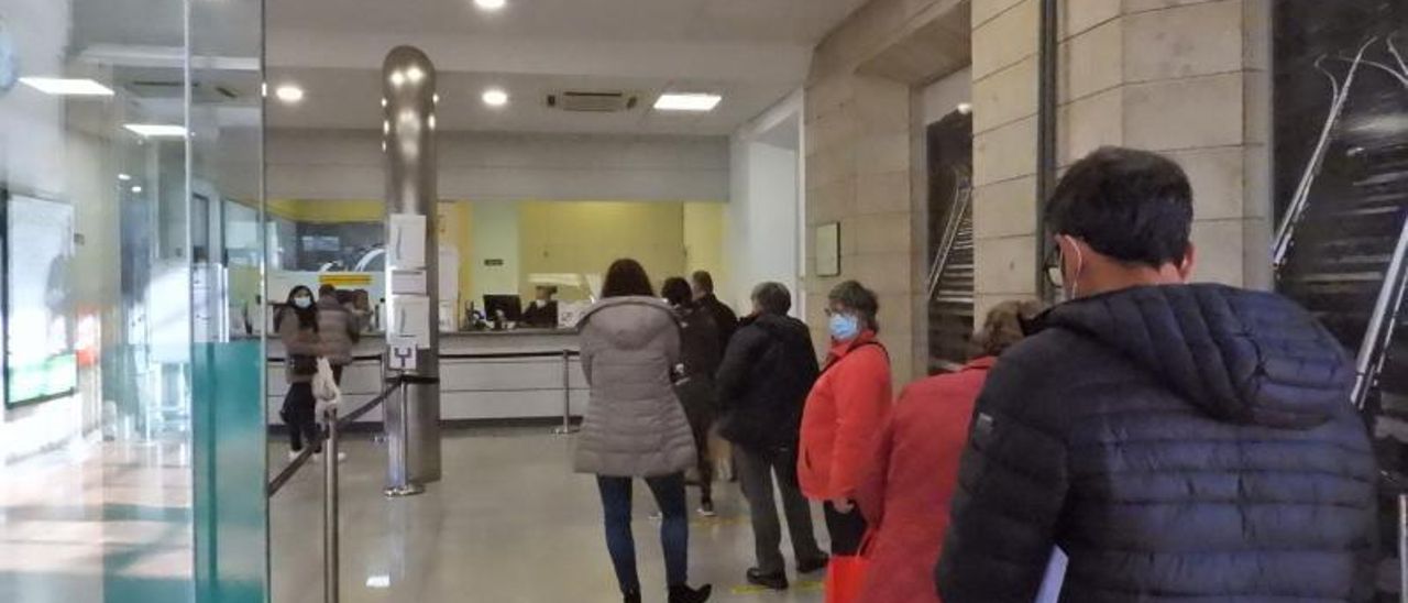 Colas en la taquilla de Renfe en la Estación de Empalme de Ourense.   | // FERNANDO CASANOVA