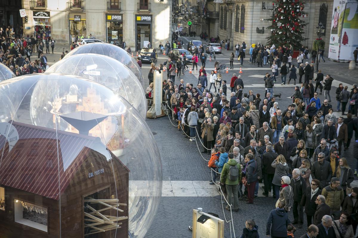 El pesebre del año 2016 rindió homenaje al poeta J.V. Foix y llenó la plaza de Sant Jaume de burbujas gigantes