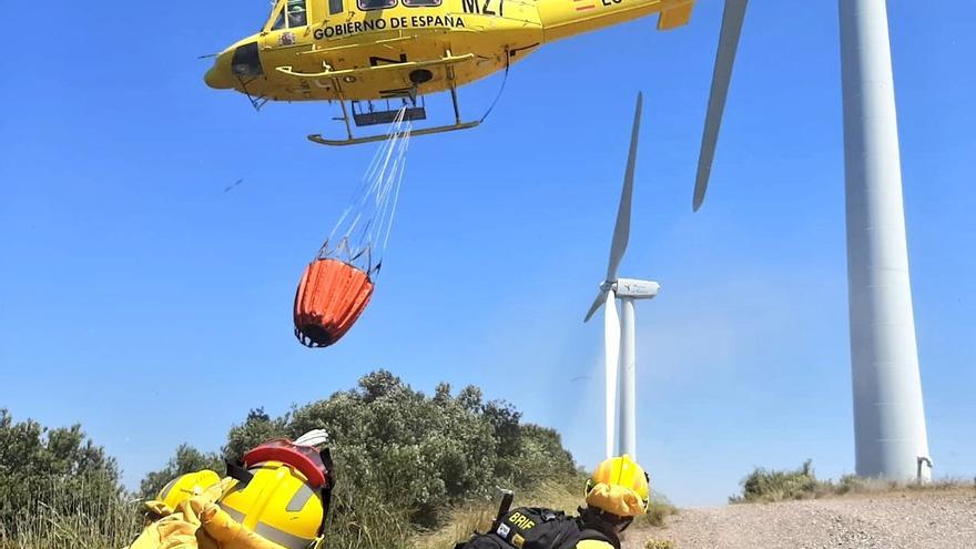 Bomberos del BRIF actúan ayer en el incendio de Guijo de Coria.