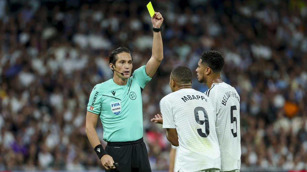 Munuera Montero muestra la tarjeta amarilla a Kylian Mbappé en el encuentro ante el Espanyol en el estadio Santiago Bernábeu.