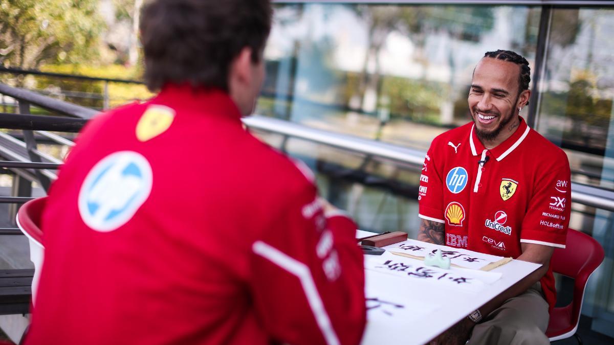 Hamilton bromea con su compañero en vísperas del GP de China