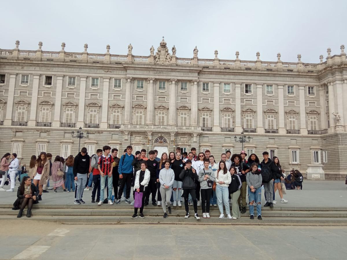 Los jóvenes veigueños visitando Madrid.