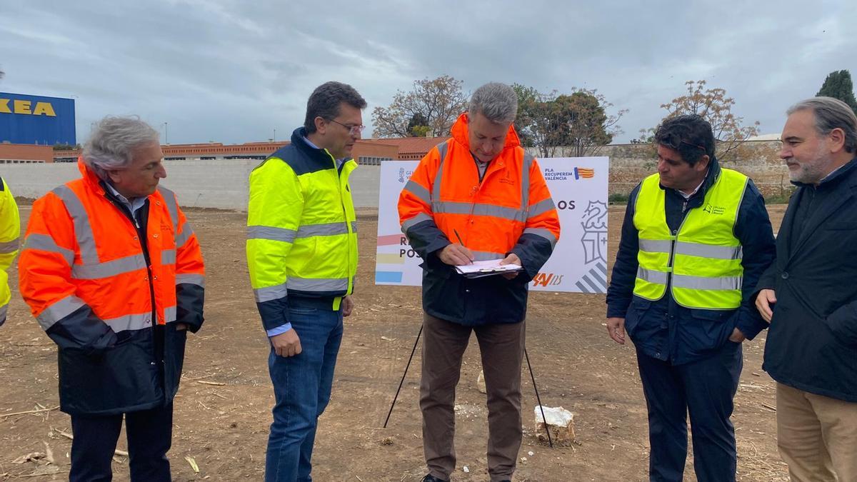 Martínez Mus certifica la finalización de la retirada de residuos en Alfafar, junto a su alcalde Juan Ramón Adsuara.
