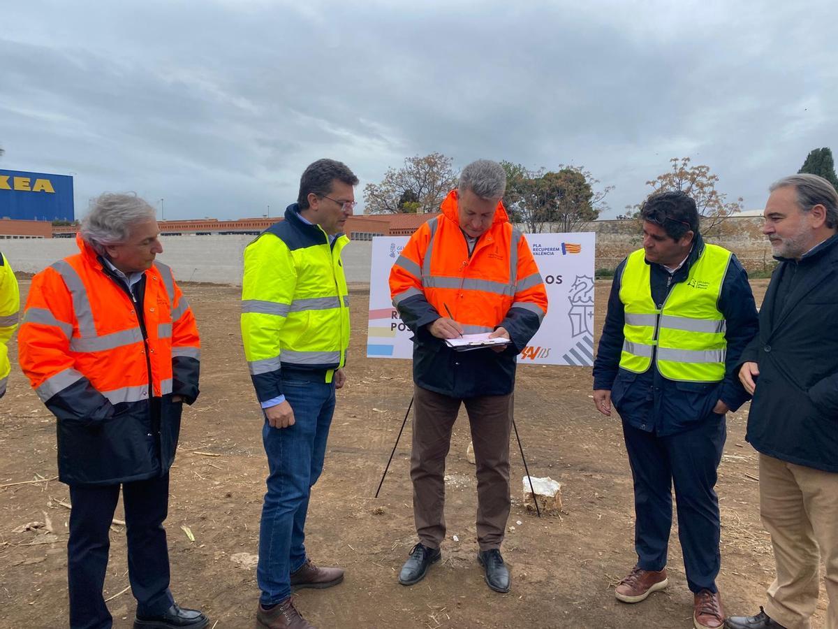Martínez Mus certifica la finalización de la retirada de residuos en Alfafar, junto a su alcalde Juan Ramón Adsuara.