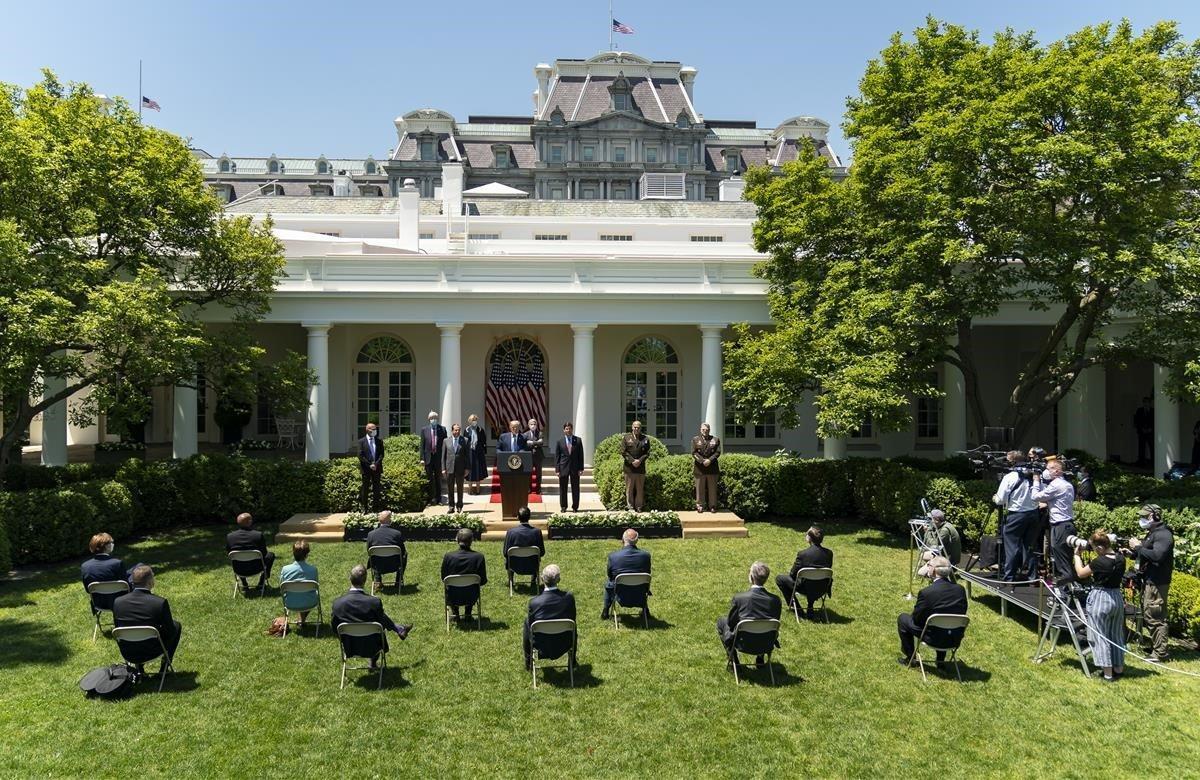 El presidente Donald Trump, ofrece una actualización sobre el desarrollo de la vacuna contra el coronavirus, en el Jardín de las Rosas de la Casa Blanca.