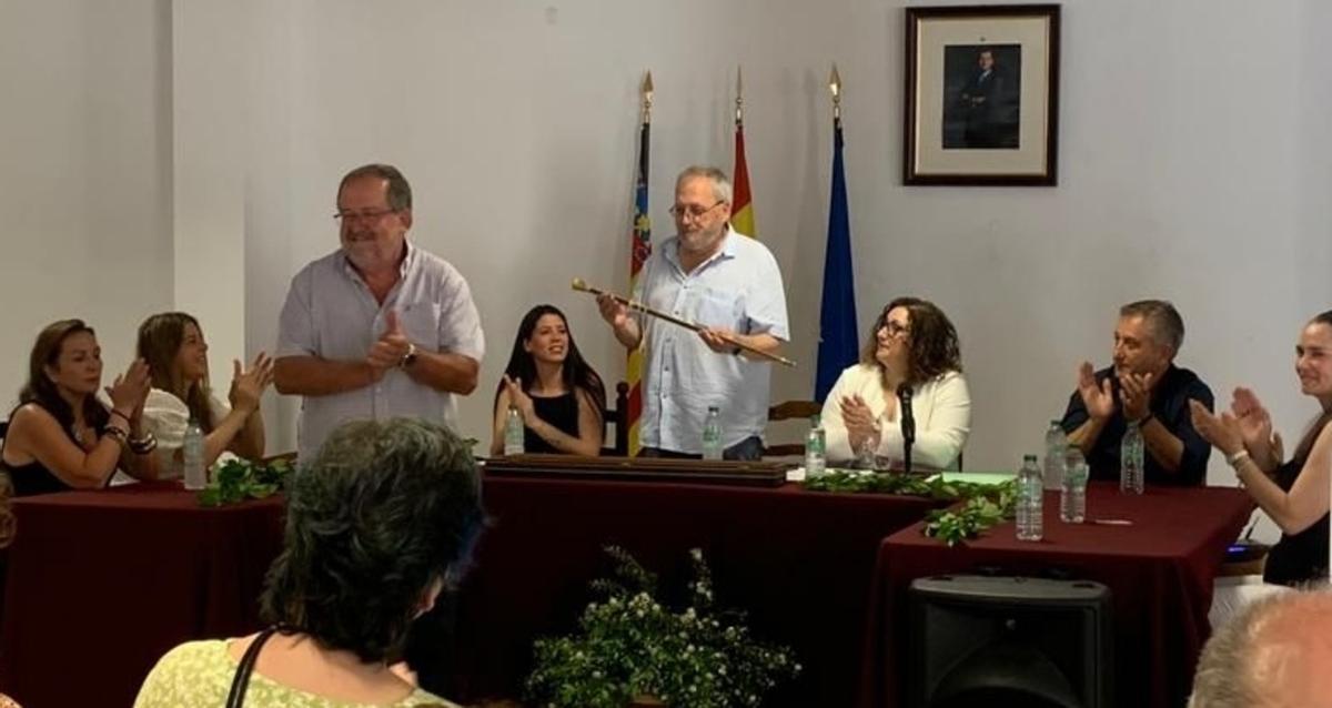 Miguel Vidal con la vara de mando como alcalde de Petrés.