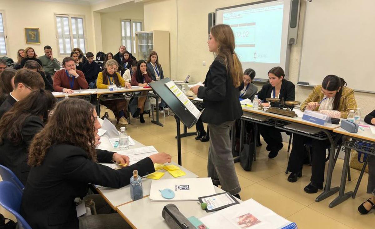 Algunas alumnas del centro Zalima, con una profesora.
