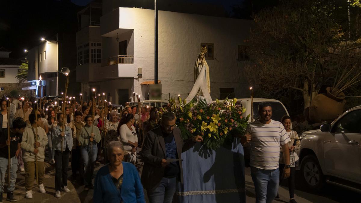 Fieles de Mogán conmemoran con luces la primera aparición de la Virgen de Fátima