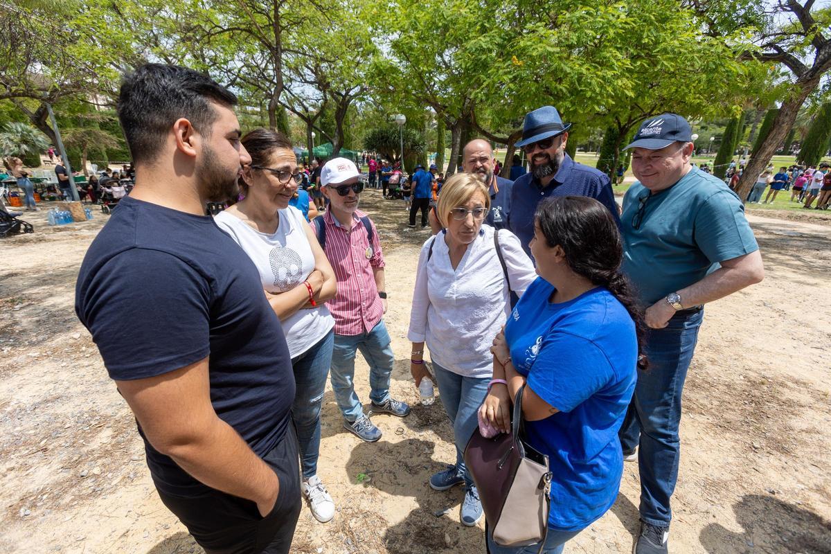 Desfile de politicos en las paellas de Hogueras en el parque Lo Morant de Alicante