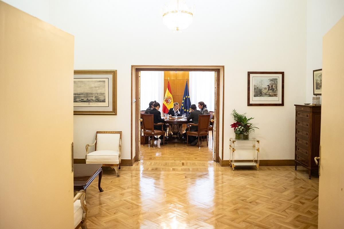 Yolanda Díaz junto a los ministros de Sumar, Ernest Urtasun, Mónica García, Pablo Bustinduy y Sira Rego, este viernes en el Ministerio de Trabajo.