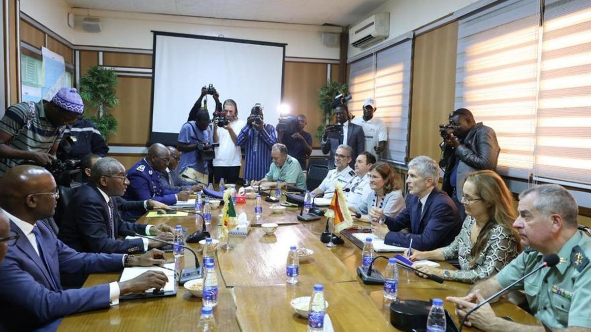 El ministro Fernando Grande-Marlaska y mandos policiales españoles, reunidos con sus homólogos en Dakar el 30 de octubre.