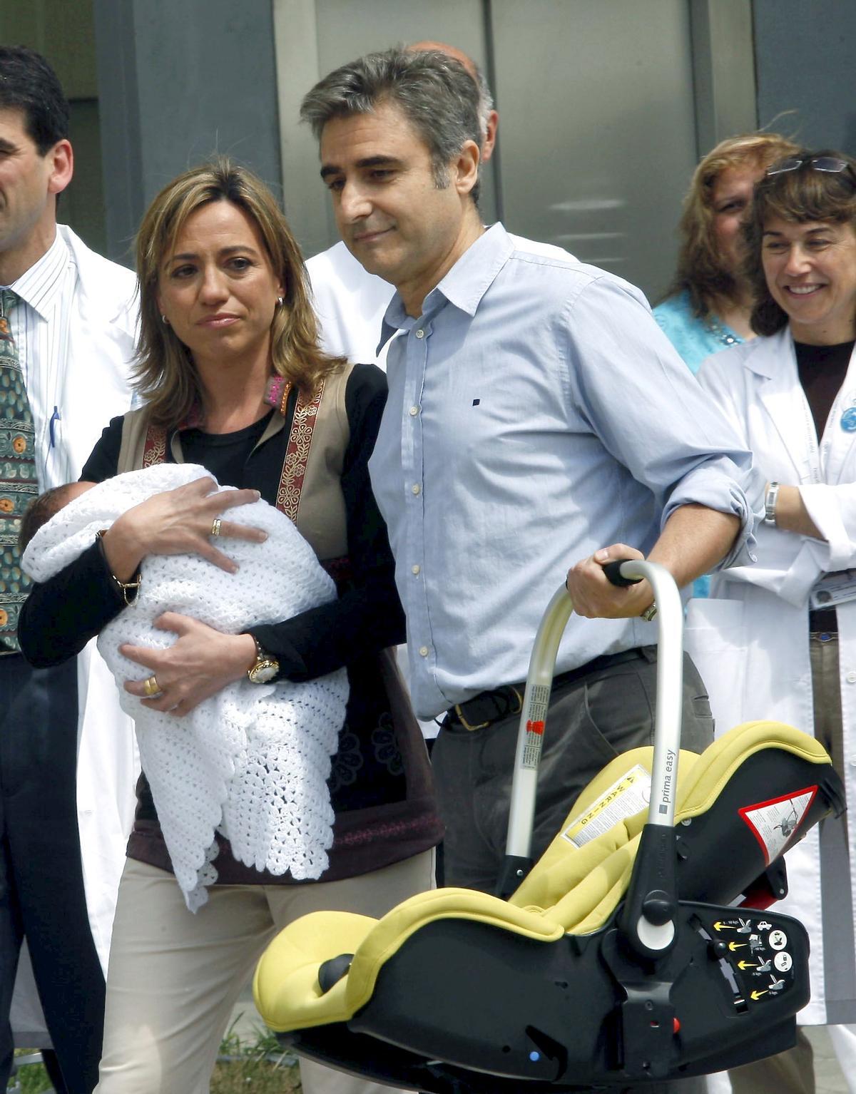 Carme Chacón y Miguel Barroso, en 2008, con su hijo Miguel recién nacido