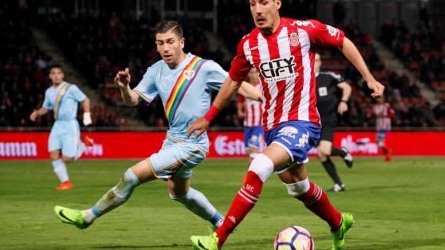 Fran Sandaza controla la pilota durant el Girona-Rayo d&#039;aquesta temporada.