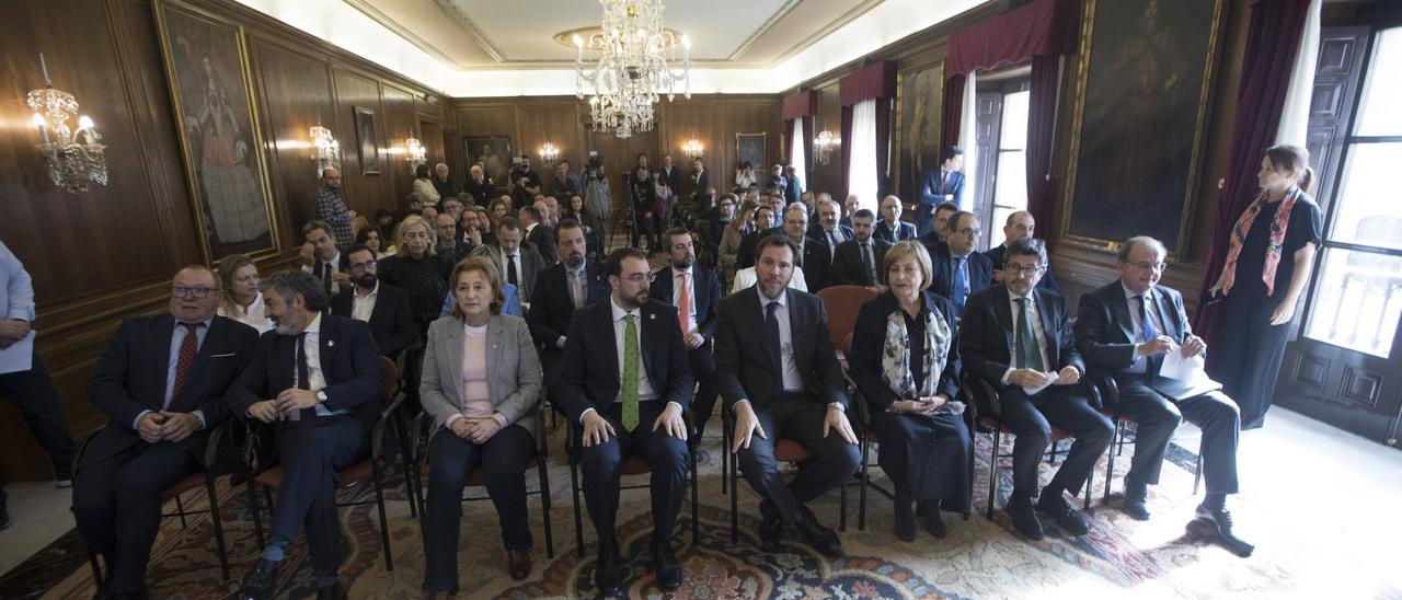 El salón de recepciones del Ayuntamiento de Avilés, con las autoridades en la primera fila.