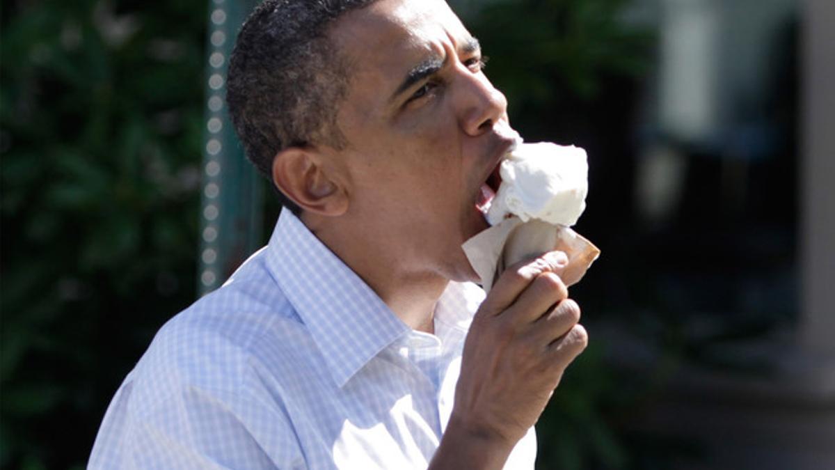 Barack Obama, presidente de Estados Unidos, comiéndose un helado.