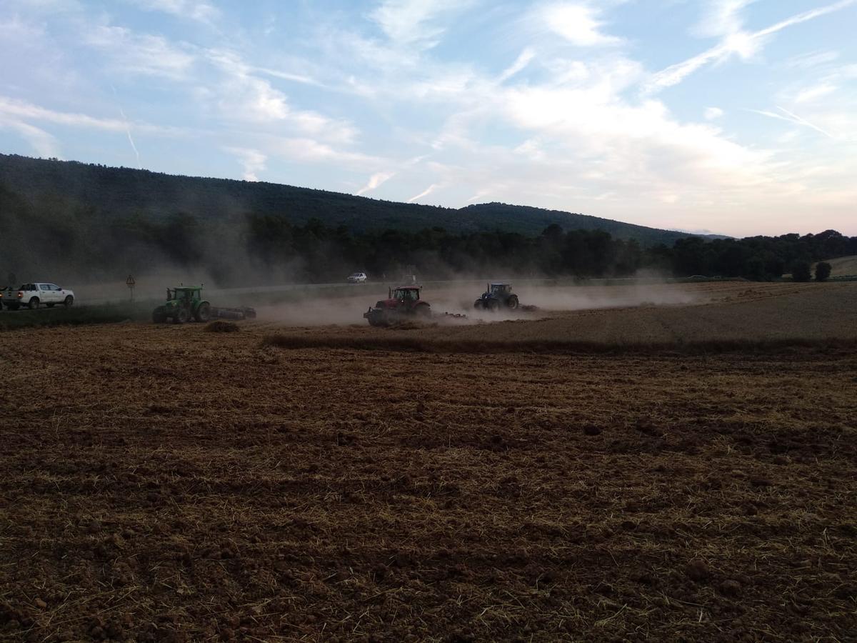 Els agricultors llauren els camps per frenar l’incendi de la Conca