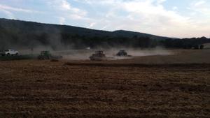 Els agricultors llauren els camps per frenar l’incendi de la Conca