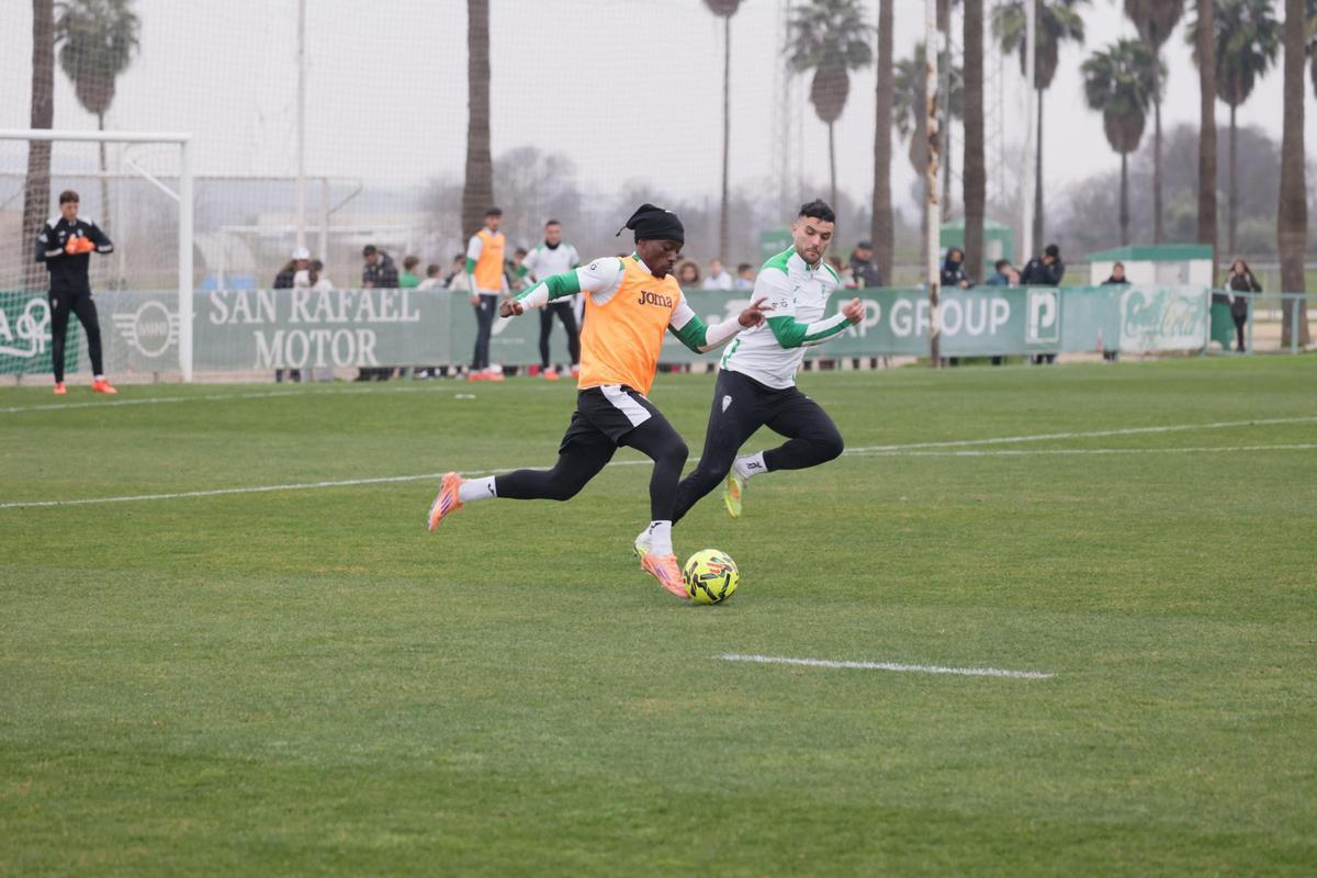 Álex Martín corre junto a Adilson Mendes durante el entrenamiento de este miércoles del Córdoba CF.