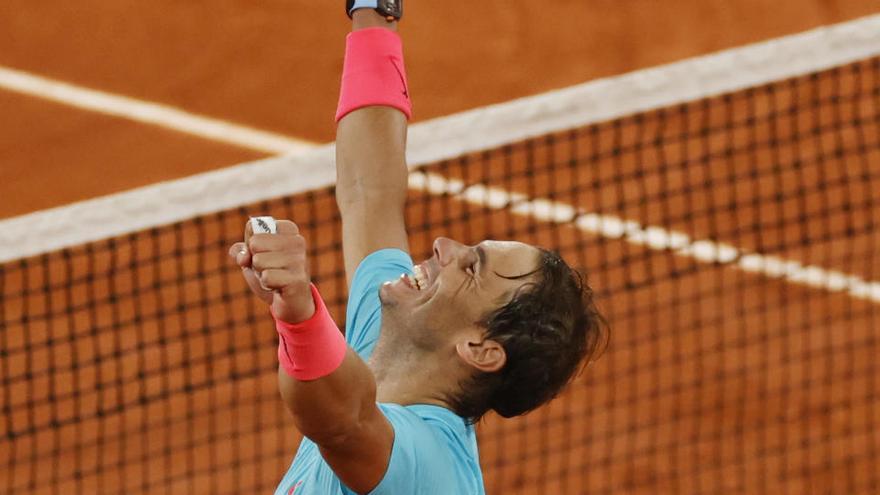 Rafa Nadal, tras lograr el punto definitivo ante Novak Djokovic