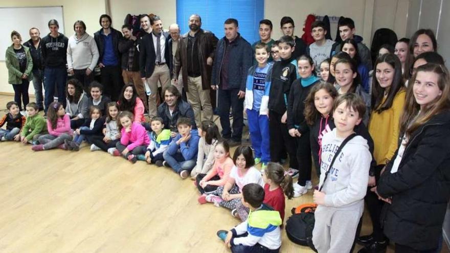 Integrantes de Os Coribantes de Buchabade y sus alumnos en el local. // Fdv