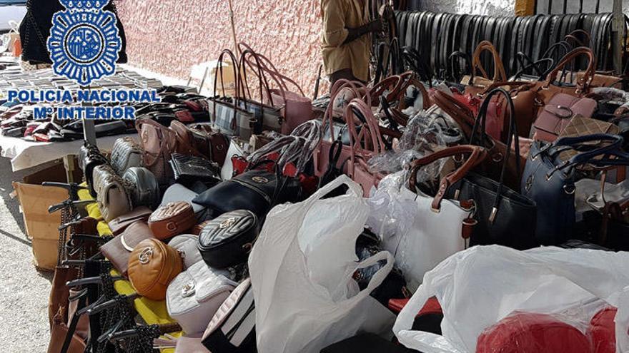 Las falsificaciones se vendían en el mercadillo que se instala los martes en Fuengirola.