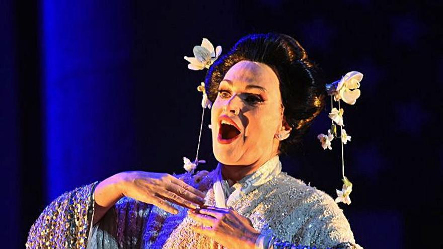 Ainhoa Arteta interpretó a Cio-Cio San en cuatro de las seis funciones de “Madama Butterfly”. En su última representación, el domingo, se despidió emocionada del público ovetense, arrodillándose sobre las tablas del Campoamor.