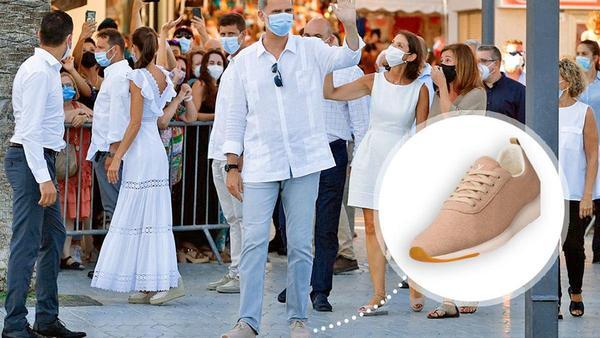El Rey Felipe VI luce en Ibiza las zapatillas españolas que más triunfan