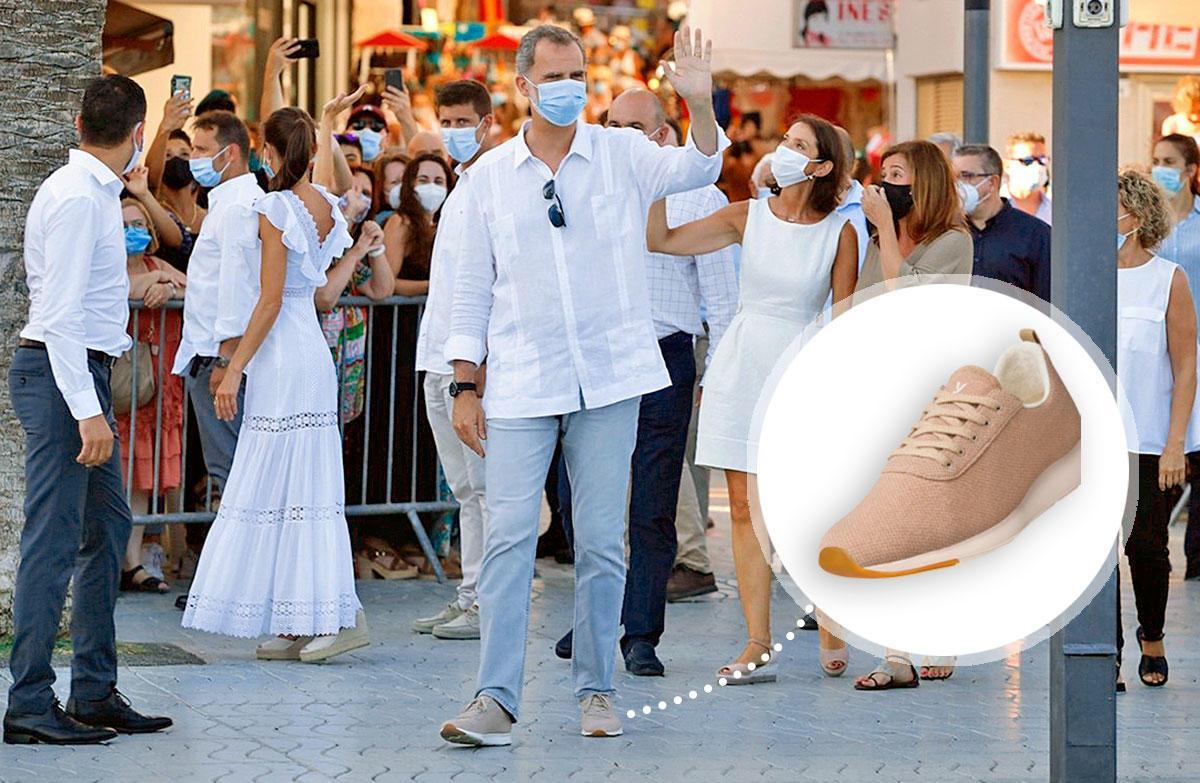 El Rey Felipe VI luce las zapatillas españolas que más triunfan este verano para pasear por Ibiza