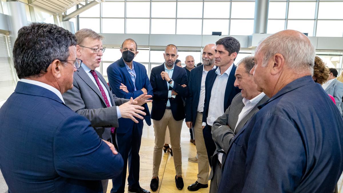 Ximo Puig dialogando con Toni Cabot, Enrique Simarro, Adrián Ivorra, Tomás Mayoral, Andrés Sánchez, Juan R. Gil y Antonio Rodes