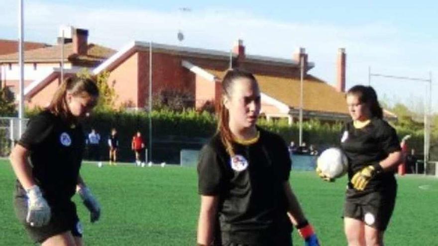 Rodríguez, a la derecha, y otras porteras en pleno entrenamiento.