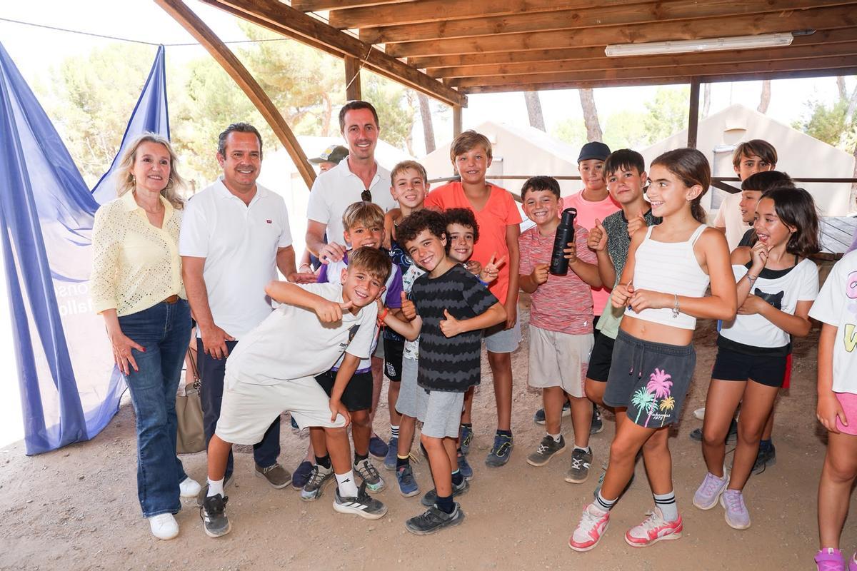 El presidente Galmés y parte de su equipo con algunos de los niños que acampan estos días en la Victòria.